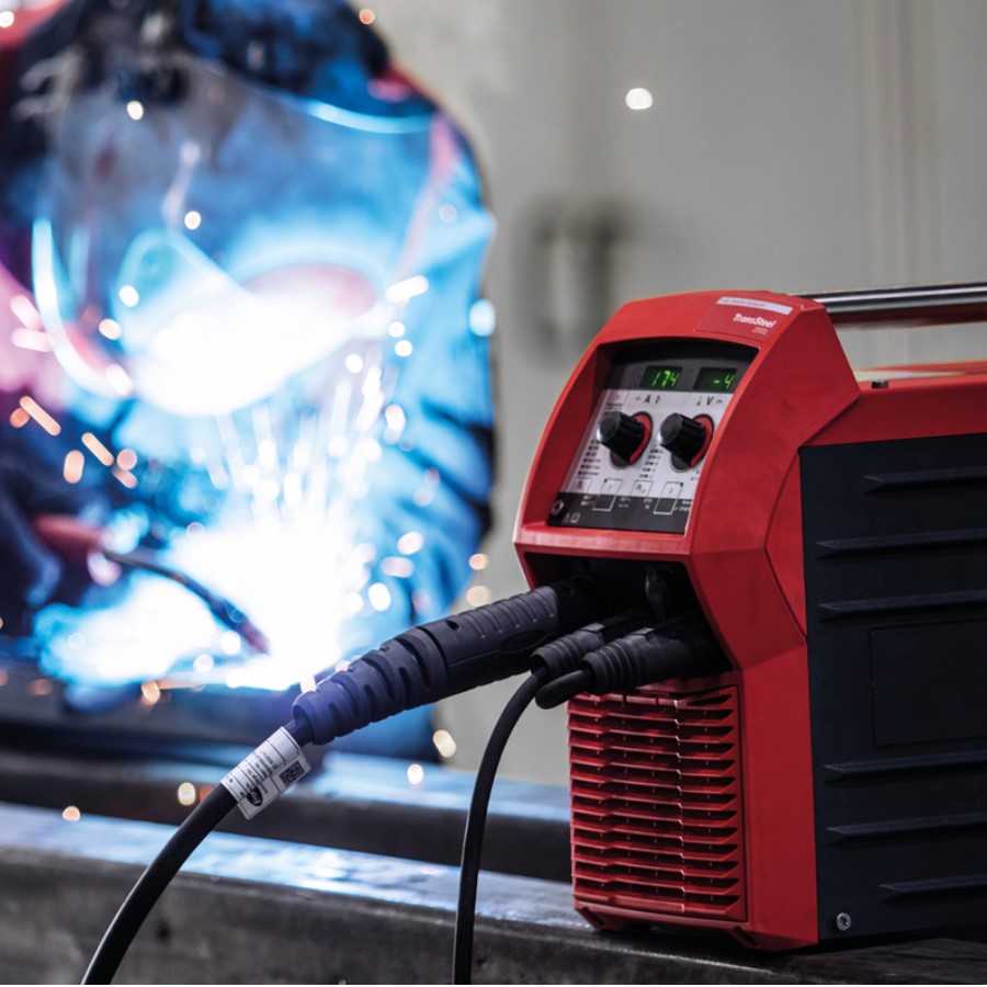 Fronius TransSteel aparat za zavarivanje ispred zavarivačkog luka