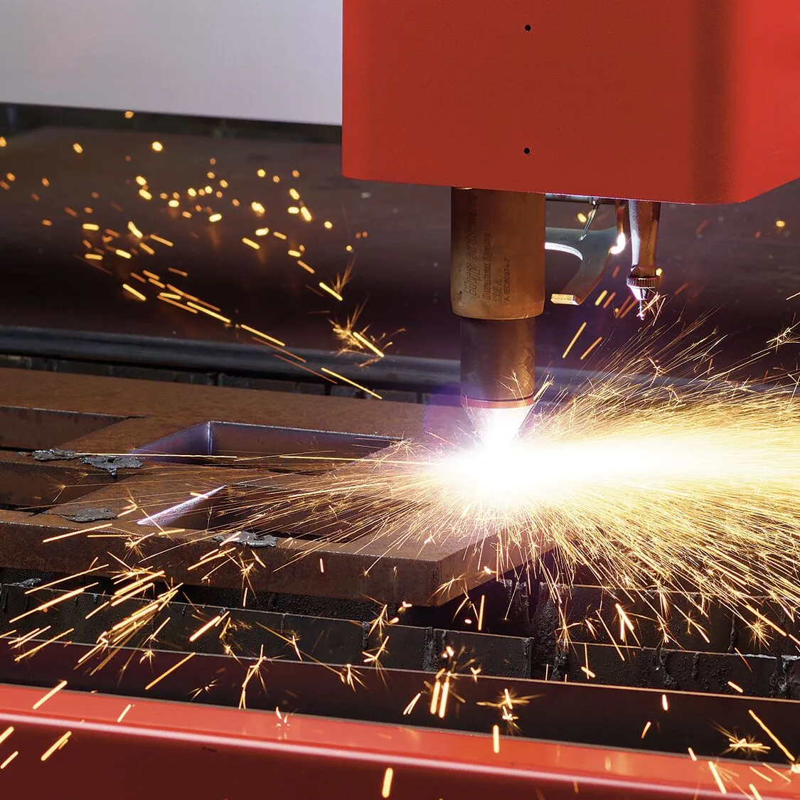 Hypertherm CNC sto za seДЌenje plazmom u radu, snop varnica
